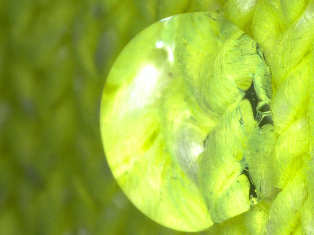 Goutte d'eau sur gant traité Wr Zoom 50