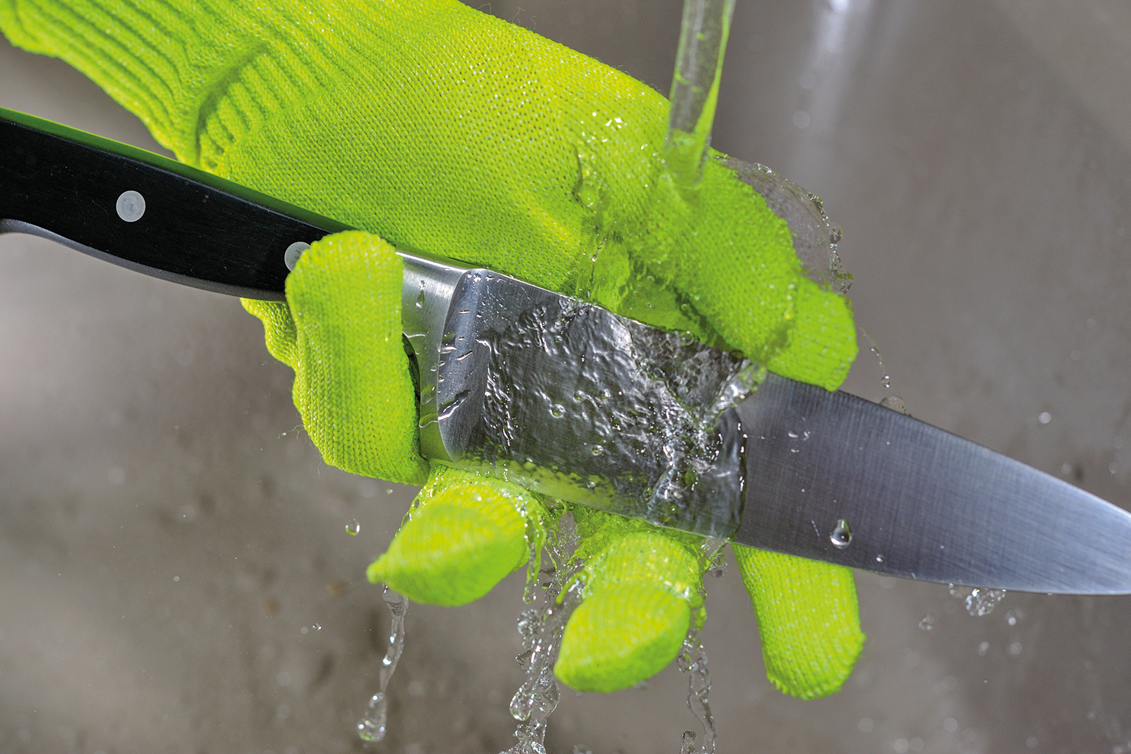 Water-repellent glove knitted from Massebeuf Textiles yarns
